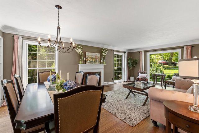 900 Apple Tree LANE, Brookfield, WI 53005