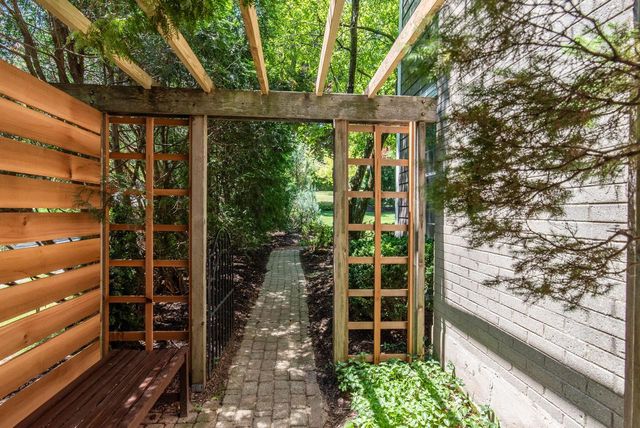 900 Apple Tree LANE, Brookfield, WI 53005