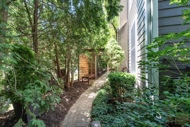 900 Apple Tree LANE, Brookfield, WI 53005