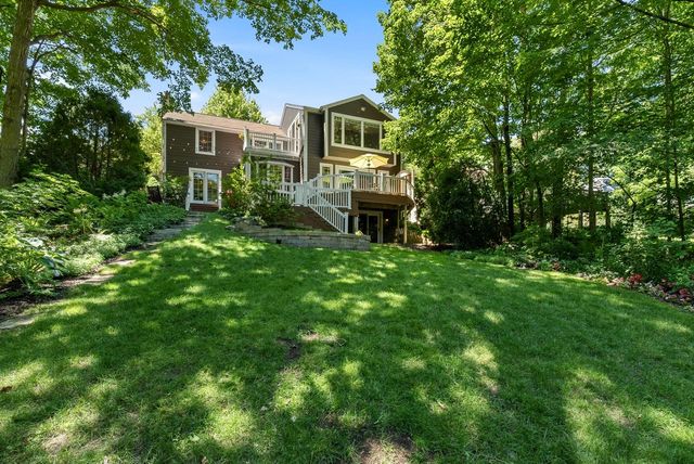 900 Apple Tree LANE, Brookfield, WI 53005