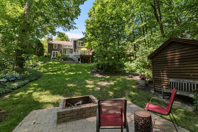 900 Apple Tree LANE, Brookfield, WI 53005