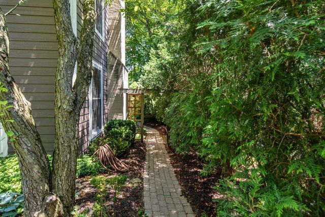 900 Apple Tree LANE, Brookfield, WI 53005