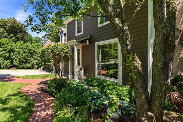 900 Apple Tree LANE, Brookfield, WI 53005