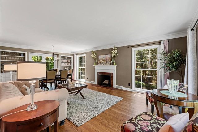 900 Apple Tree LANE, Brookfield, WI 53005