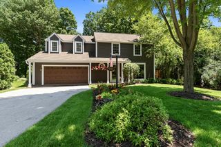 900 Apple Tree LANE, Brookfield, WI 53005
