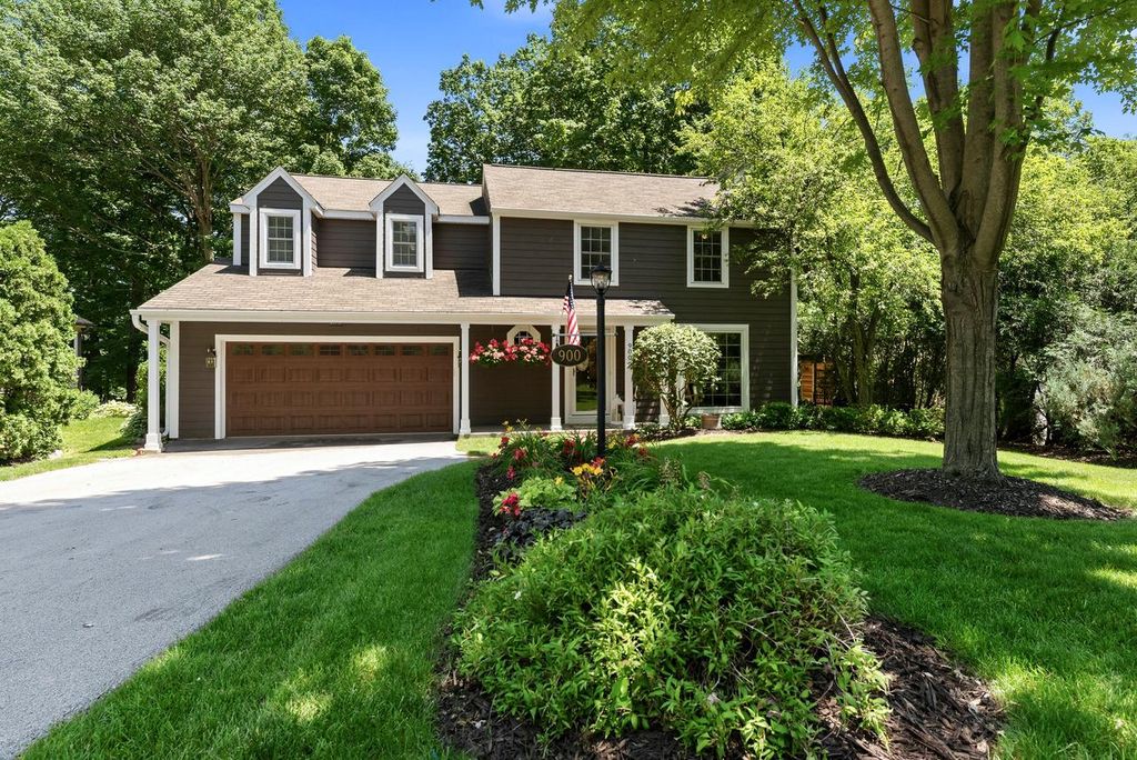 900 Apple Tree LANE, Brookfield, WI 53005