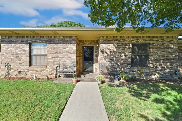 311 Wheeler Creek Court, Gainesville, TX 76240