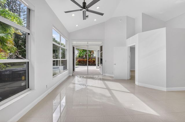 6607 NW 25th Way, Boca Raton, FL 33496