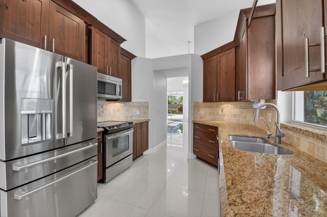 6607 NW 25th Way, Boca Raton, FL 33496