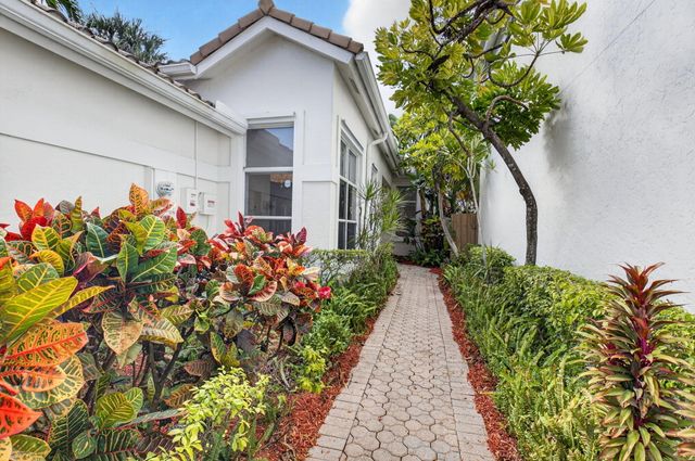 6607 NW 25th Way, Boca Raton, FL 33496