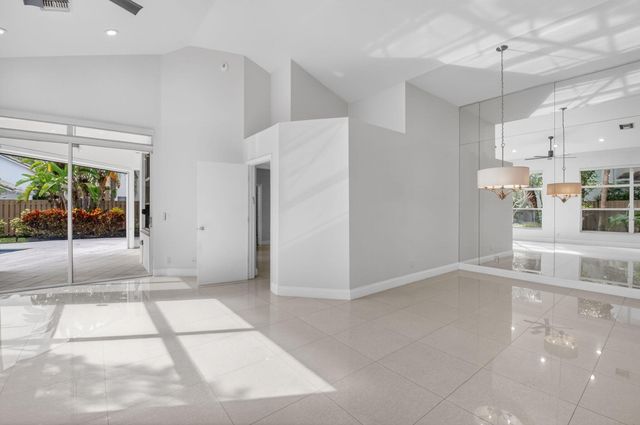 6607 NW 25th Way, Boca Raton, FL 33496