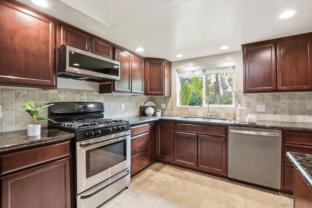 Image 14 of property listing at 4228 Calavo Dr, La Mesa, CA 91941