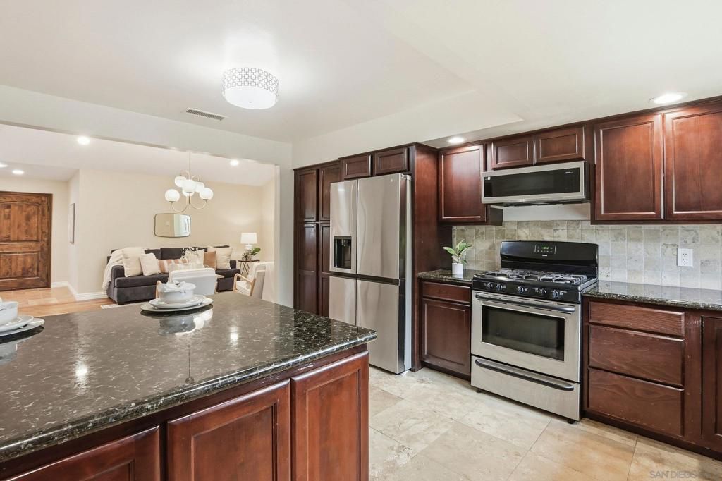 Image 15 of property listing at 4228 Calavo Dr, La Mesa, CA 91941