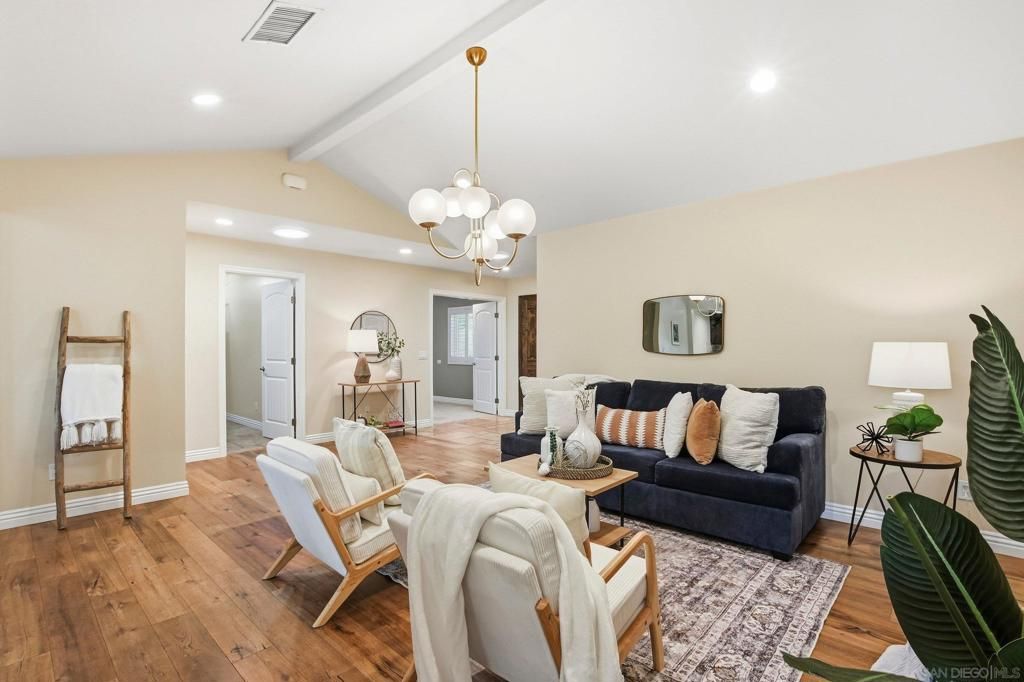 Image 9 of property listing at 4228 Calavo Dr, La Mesa, CA 91941