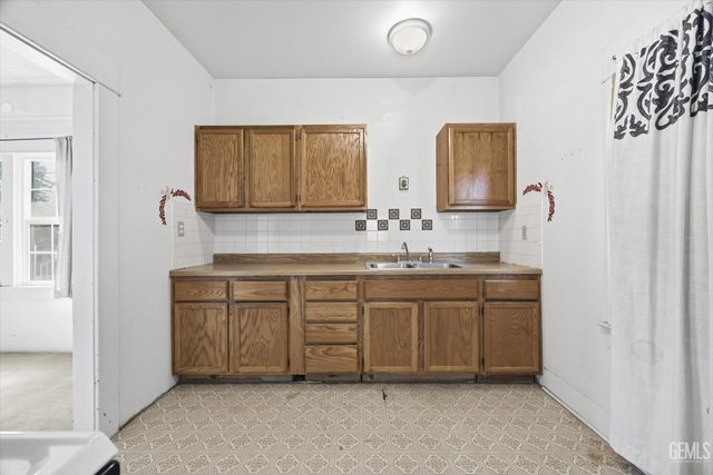 907 Monterey Street, Bakersfield, CA 93305
