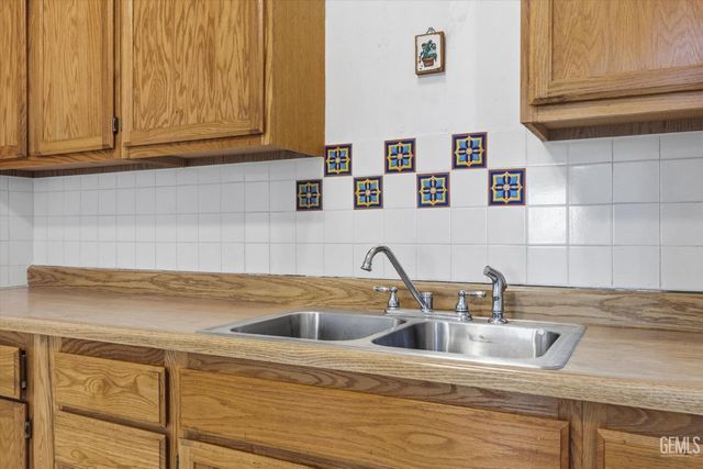 907 Monterey Street, Bakersfield, CA 93305