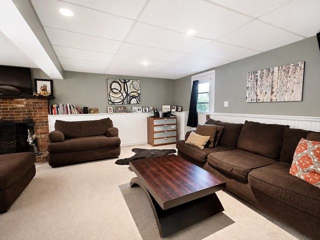 28 Park Ave West, Weymouth, MA 02190