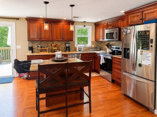 28 Park Ave West, Weymouth, MA 02190