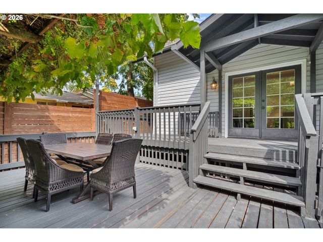 8867 Se 10TH Ave, Portland, OR 97202