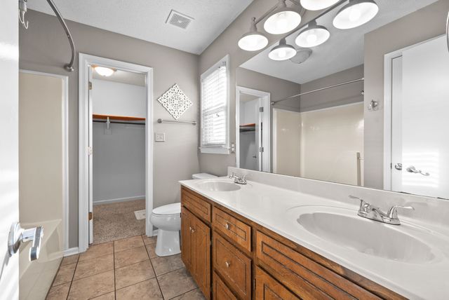 714 W Creek Dr, Clarksville, TN 37040