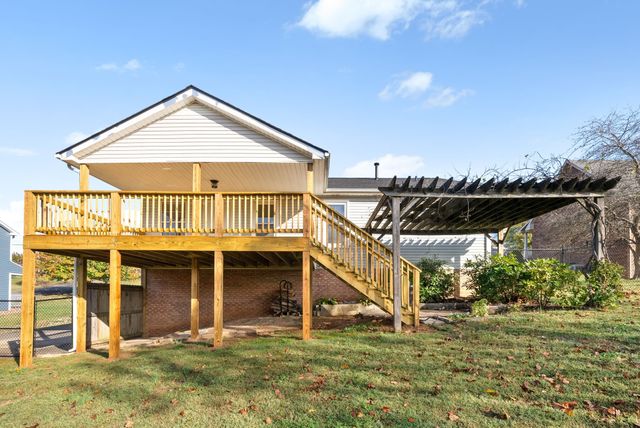 714 W Creek Dr, Clarksville, TN 37040