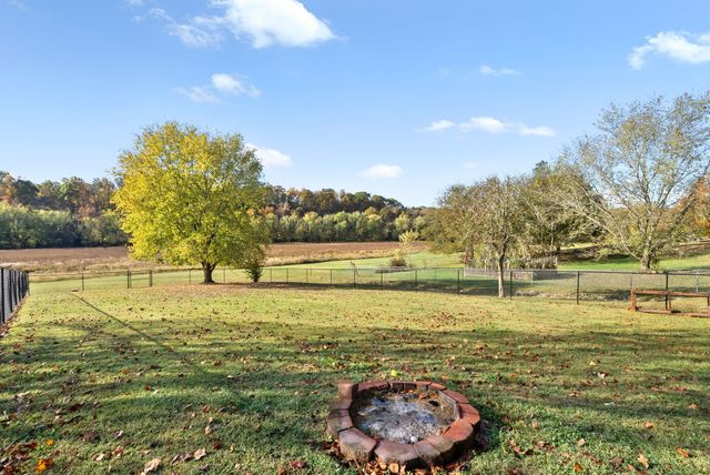 714 W Creek Dr, Clarksville, TN 37040