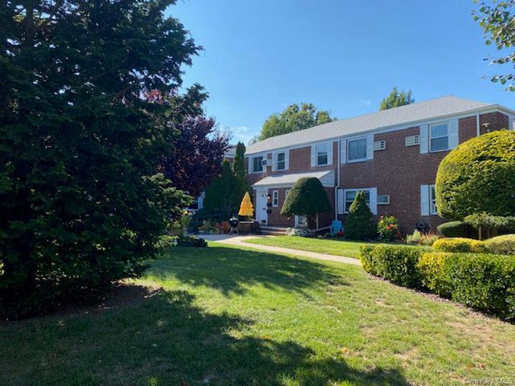 73-24 255th Street H-2, Glen Oaks, NY 11004