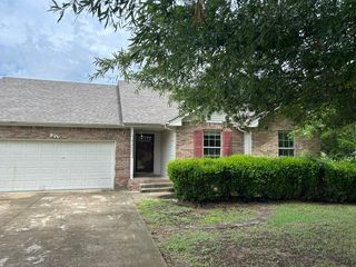 3277 S Senseney Cir, Clarksville, TN 37042