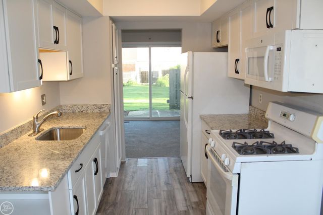 37448 Charter Oaks Boulevard bldg 122 unit 145, Clinton Township, MI 48036