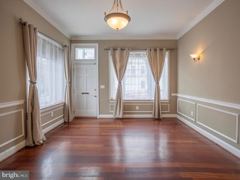 Image 3 of property listing at 37 S ANN ST S, Baltimore, MD 21231
