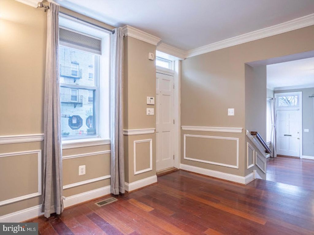 Image 4 of property listing at 37 S ANN ST S, Baltimore, MD 21231