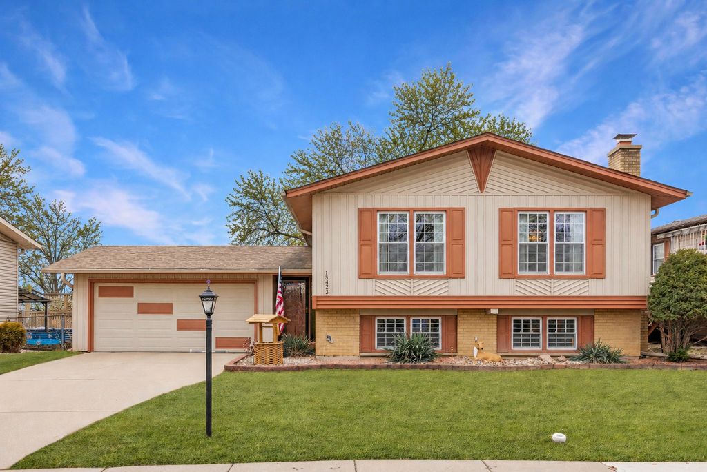 Image 1 of property listing at 15423 Orogrande Drive, Oak Forest, IL 60452