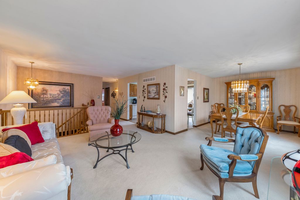 Image 2 of property listing at 15423 Orogrande Drive, Oak Forest, IL 60452