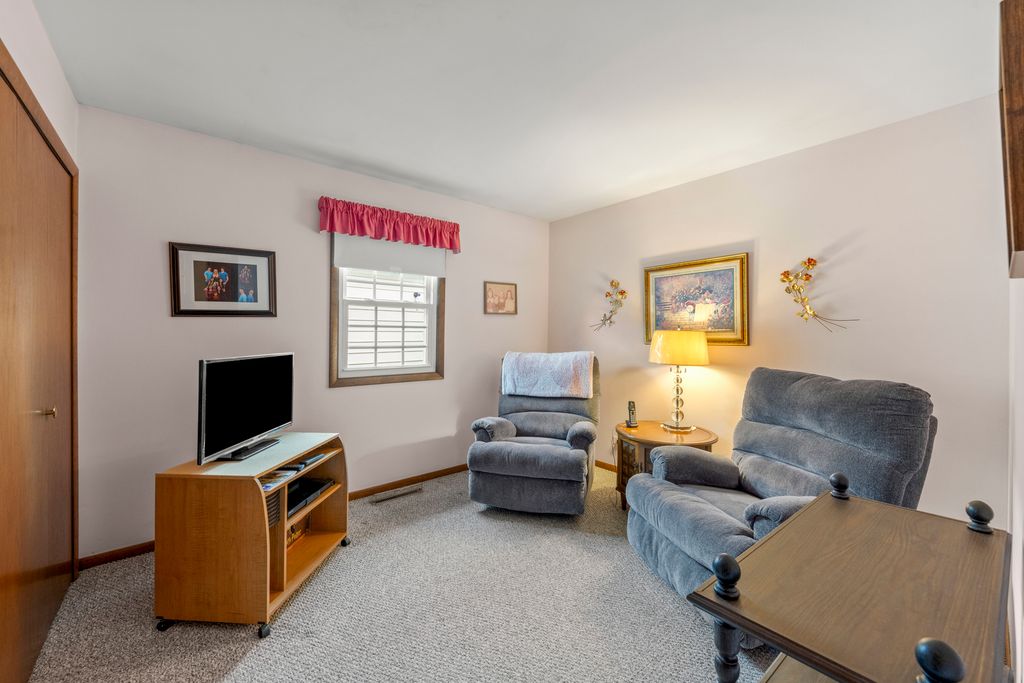 Image 12 of property listing at 15423 Orogrande Drive, Oak Forest, IL 60452
