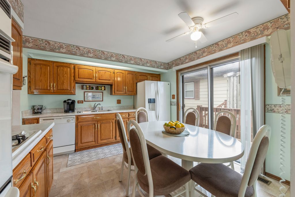 Image 6 of property listing at 15423 Orogrande Drive, Oak Forest, IL 60452