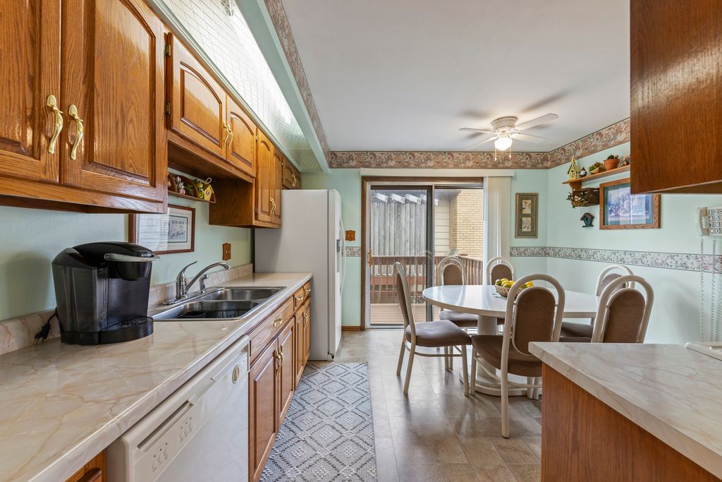 Image 8 of property listing at 15423 Orogrande Drive, Oak Forest, IL 60452