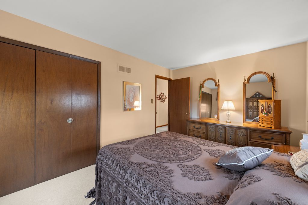 Image 10 of property listing at 15423 Orogrande Drive, Oak Forest, IL 60452