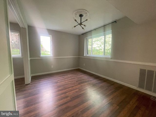 1661 PARKCREST CIR #100, Reston, VA 20190