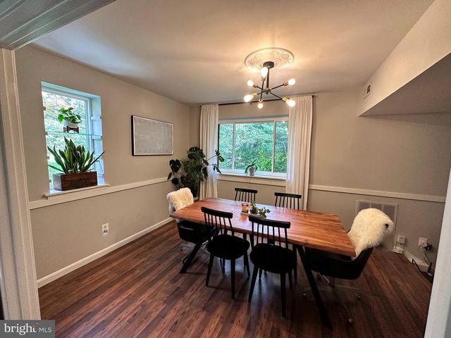 1661 PARKCREST CIR #100, Reston, VA 20190