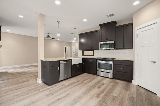 9808 Longhorn SKWY, Dripping Springs, TX 78620