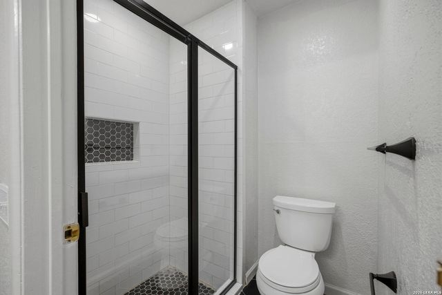 130 BOLERIO DR, Universal City, TX 78148
