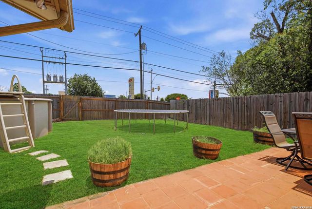 130 BOLERIO DR, Universal City, TX 78148