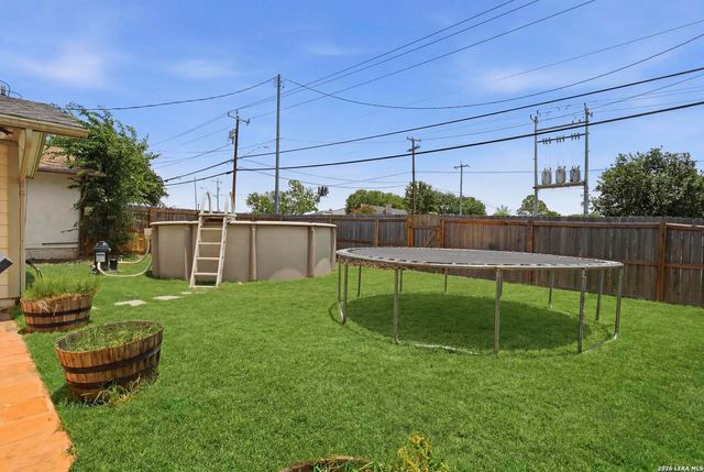 130 BOLERIO DR, Universal City, TX 78148