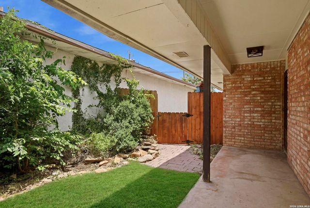 130 BOLERIO DR, Universal City, TX 78148