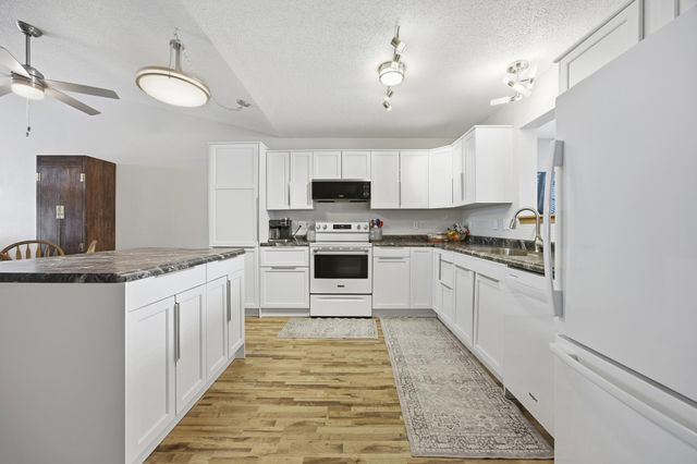 328 30th Street N, Moorhead, MN 56560