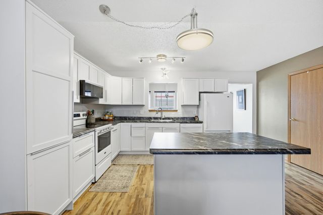 328 30th Street N, Moorhead, MN 56560