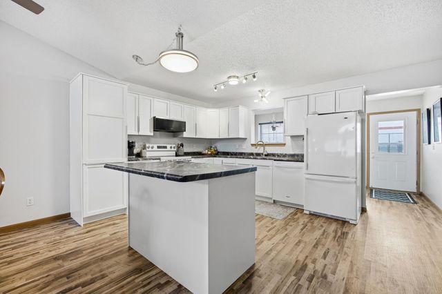 328 30th Street N, Moorhead, MN 56560