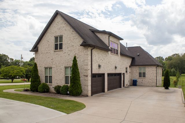 758 Waldron Rd, La Vergne, TN 37086