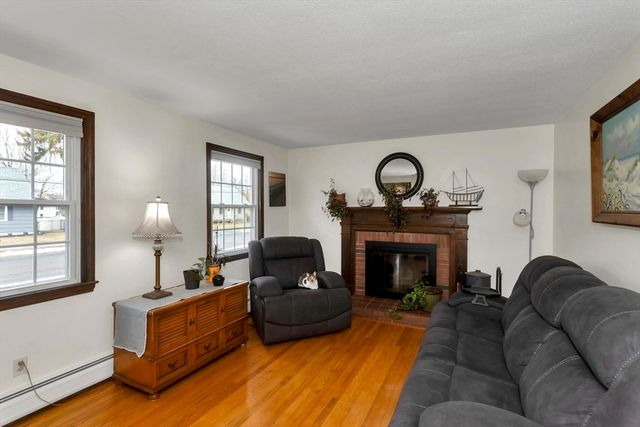 47 Roberta Cir, Agawam, MA 01001