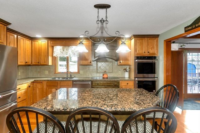 47 Roberta Cir, Agawam, MA 01001